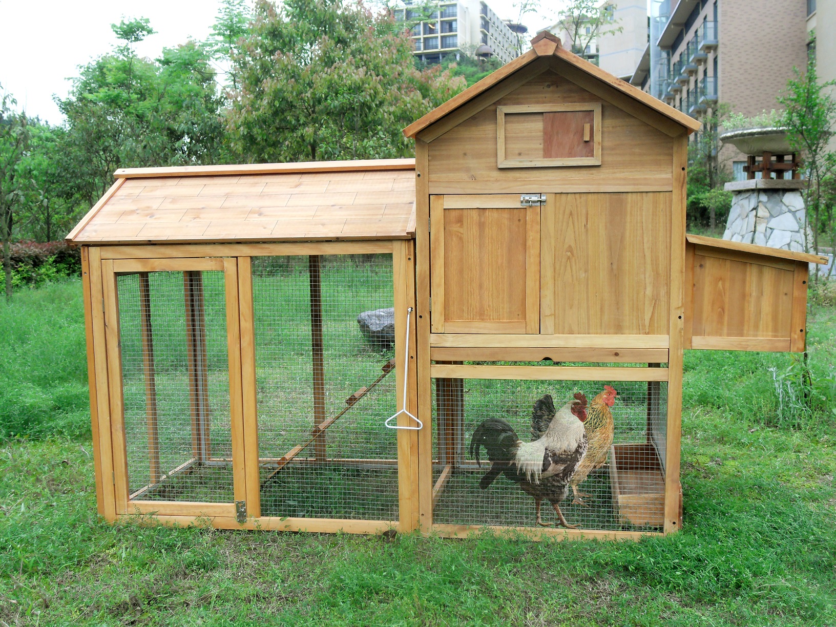 Access Large chicken coop for 20 chickens ELDON